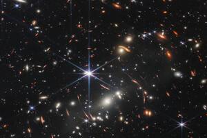 La primera imagen publicada la mostró un día antes el presidente de los EE.UU., Joe Biden: es la imagen infrarroja más profunda y nítida del universo distante hasta la fecha. Se observan miles de galaxias