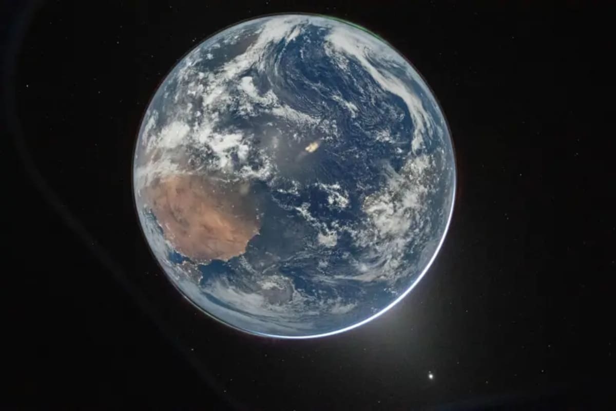 La primera imagen, titulada "Hola, Mundo", muestra la Tierra y Venus tal como se ven desde la cápsula Orión