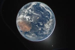 La primera imagen, titulada "Hola, Mundo", muestra la Tierra y Venus tal como se ven desde la cápsula Orión