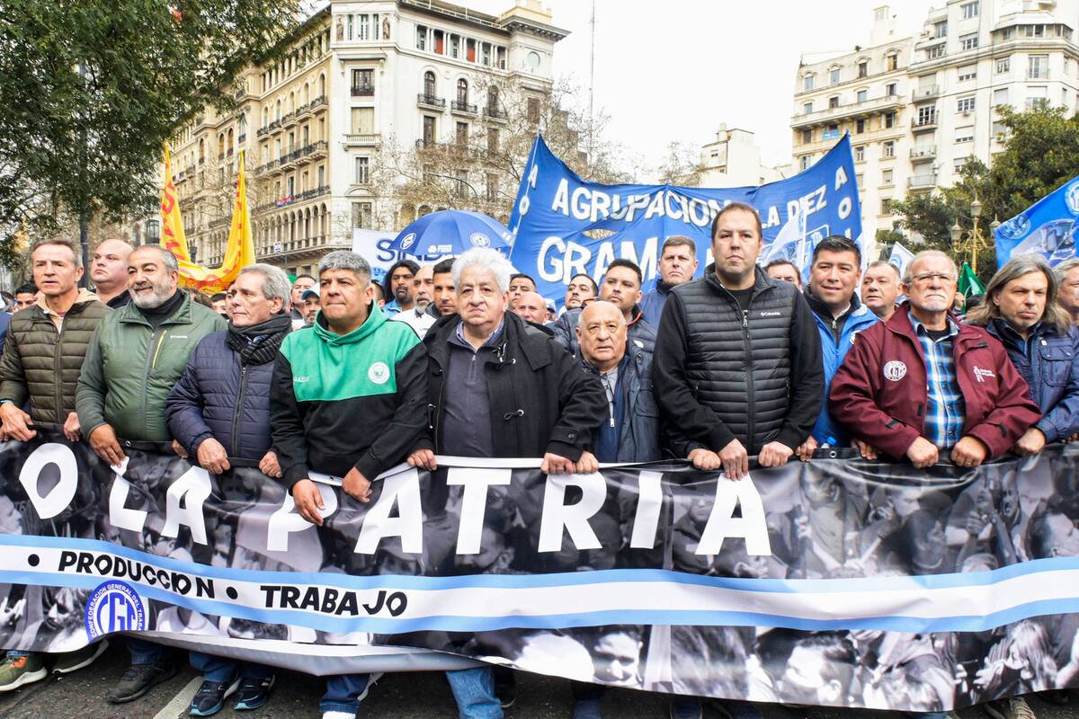 La primera línea de la CGT: Héctor Daer, Carlos Acuña, Pablo Moyano, Julio Piumato, Raúl Durdos, Pablo Flores, Cristian Jerónimo, Omar Plaini y Daniel Ricci sostienen la bandera con la leyenda "Primero la patria"