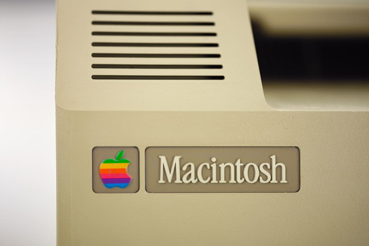 La primera Macintosh de Apple salió a la venta el 24 de enero de 1984; era una nueva línea de computadoras que terminó dominando el desarrollo de la compañía en las décadas siguientes
