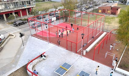La primera macroesquina implica la construcción de una plaza con juegos para chicos, espacios de permanencia y una cancha multifunción