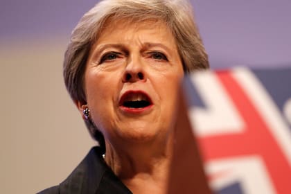 La premier británica suspendió la votación para evitar una derrotar