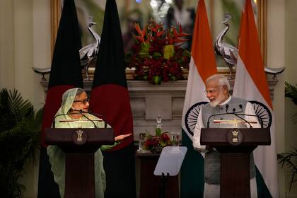La primera ministra de Bangladesh Sheikh Hasina (i) con el primer ministro de la India Narendra Modi en Nueva Delhi, India, el 22 de junio del 2024. (Foto AP/Manish Swarup)