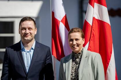 La primera ministra de Dinamarca Mette Frederiksen (der) con el primer ministro de Groenlandia Jens-Frederik Nielsen