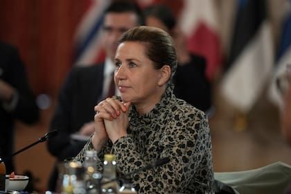 La primera ministra de Dinamarca, Mette Frederiksen, escucha durante una cumbre de lídres de la Fuerza Expedicionaria Conjunta en Oslo, el viernes 9 de mayo de 2025. (AP Foto/Alastair Grant, Pool)