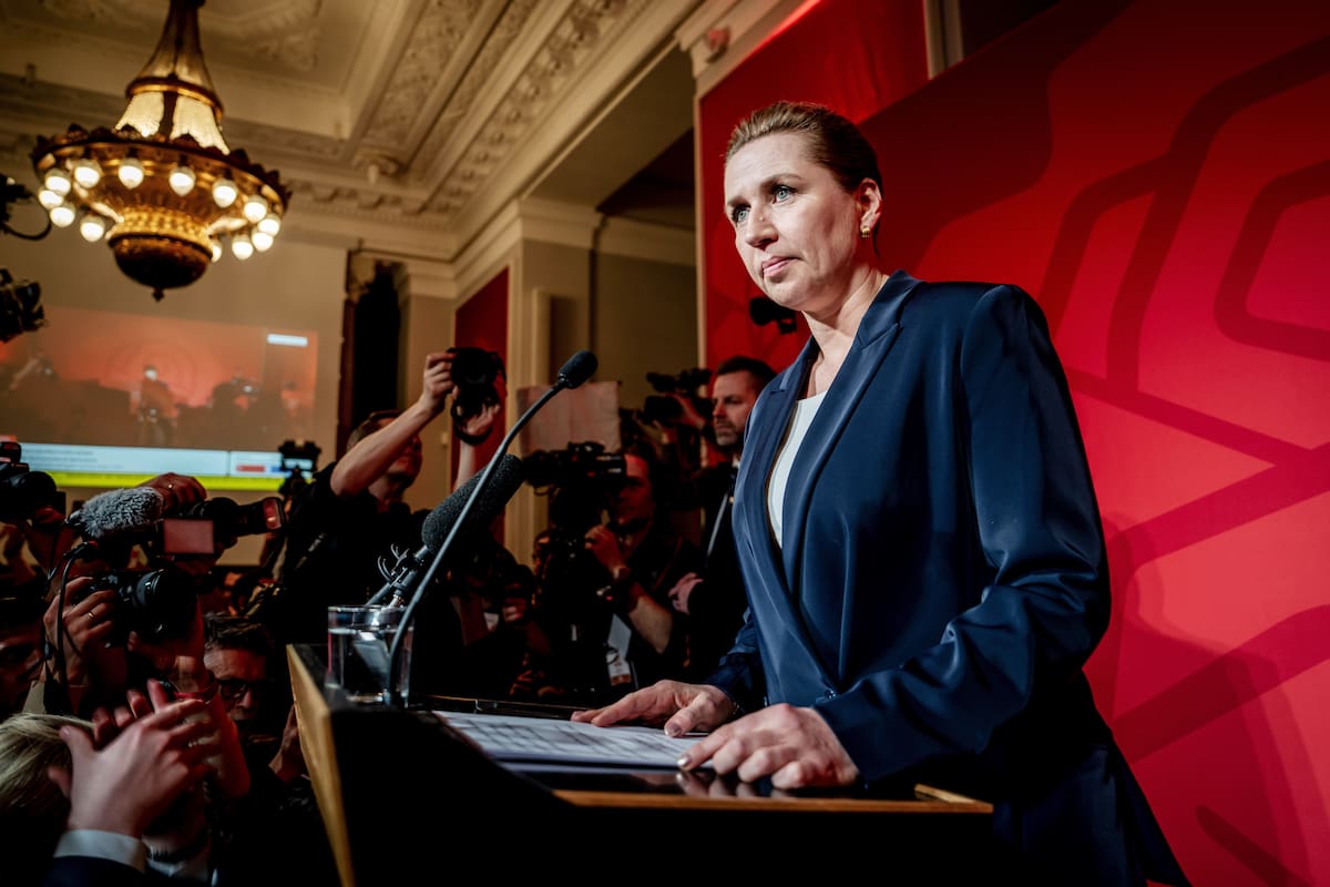 La primera ministra de Dinamarca y presidenta de los Socialdemócratas, Mette Frederiksen, habla durante la celebración de elecciones en la Cámara de los Comunes en Christiansborg, Copenhague, la mañana del miércoles 25 de marzo de 2026. (Mads Claus Rasmussen/Ritzau Scanpix vía AP)