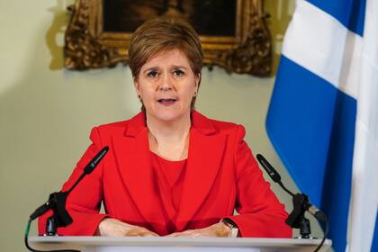 La primera ministra de Escocia y líder del Partido Nacional Escocés (SNP), Nicola Sturgeon, habla durante una rueda de prensa en Bute House, Edimburgo, donde anunció que dejará el cargo.