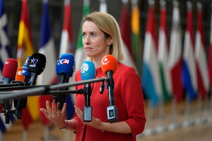La primera ministra de Estonia, Kaja Kallas, habla con la prensa al arribar a una cumbre de la UE en el edificio del Consejo Europeo, Bruselas, 27 de octubre de 2023.