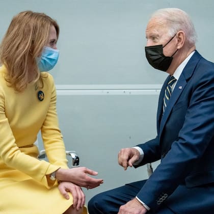 La primera ministra de Estonia, Kaja Kallas, junto al presidente de Estados Unidos, Joe Biden