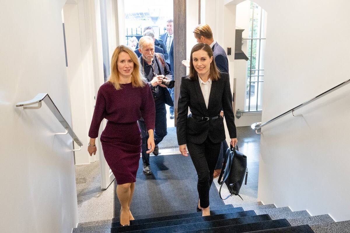 La primera ministra de Estonia, Kaja Kallas, junto a su homóloga finlandesa, Sanna Marin
