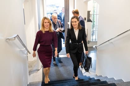La primera ministra de Estonia, Kaja Kallas, junto a su homóloga finlandesa, Sanna Marin