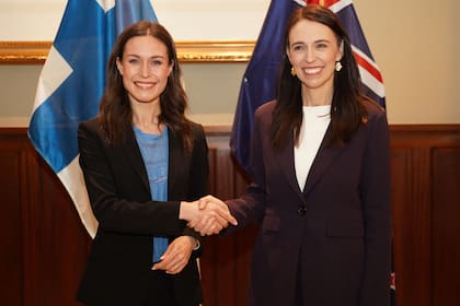 La primera ministra de Finlandia, Sanna Marin, estrecha la mano de la primera ministra de Nueva Zelanda, Jacinda Ardern, durante una reunión bilateral en Auckland, Nueva Zelanda, el 30 de noviembre de 2022.