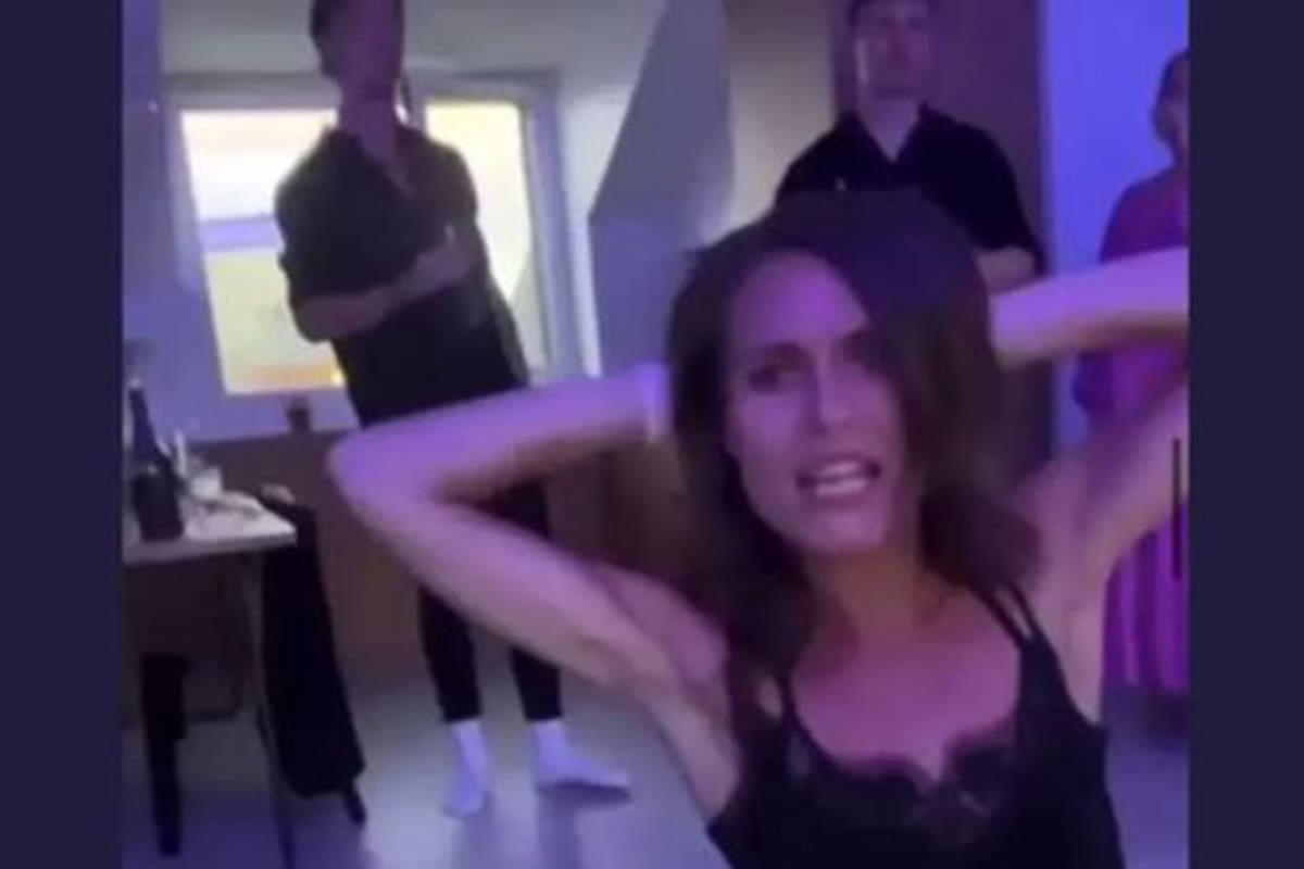 La primera ministra de Finlandia Sanna Marin fue criticada luego de que se filtrara un video en el que se la ve bailando eufórica con un grupo de amigos.
