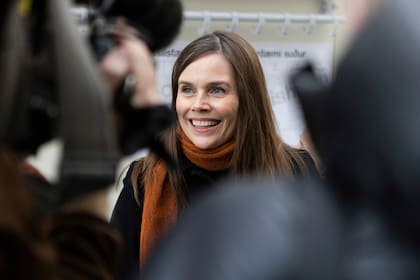 La primera ministra de Islandia, Katrin Jakobsdottir, se sumó a las protestas por la igualdad de género