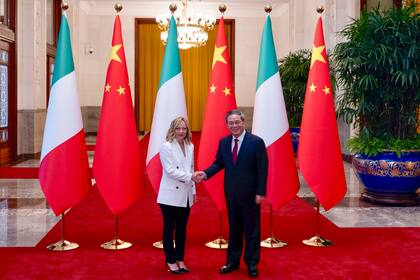 La primera ministra de Italia, Giorgia Meloni, estrecha la mano del primer ministro chino, Li Qiang, en Beijing, el domingo 28 de julio de 2024, antes de un foro con líderes empresariales italianos y chinos. (Foto, Filippo Attili/Oficina de prensa de la primera ministra italiana vía AP)