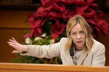 La primera ministra de Italia, Giorgia Meloni, responde preguntas de los periodistas en su conferencia de prensa de final de año en Roma, el jueves 4 de enero de 2024. (AP Foto/Andrew Medichini)