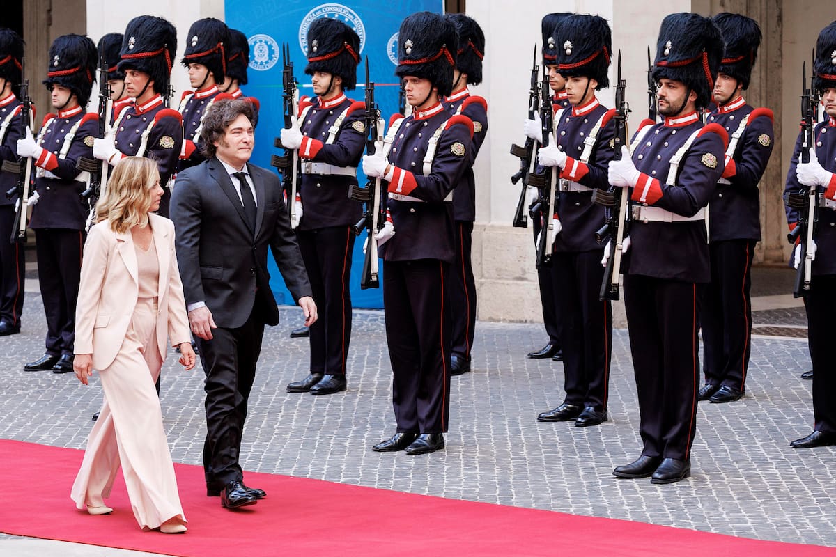 La primera ministra de Italia, Giorgia Meloni, a la izquierda, camina con el presidente de Argentina, Javier Milei, pasando por la guardia de honor antes de su reunión en el Palazzo Chigi en Roma, Italia, el viernes 6 de junio de 2025. (Roberto Monaldo/LaPresse vía AP)