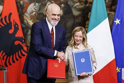 La primera ministra de Italia, Giorgia Meloni, a la derecha, y el primer ministro de Albania, Edi Rama