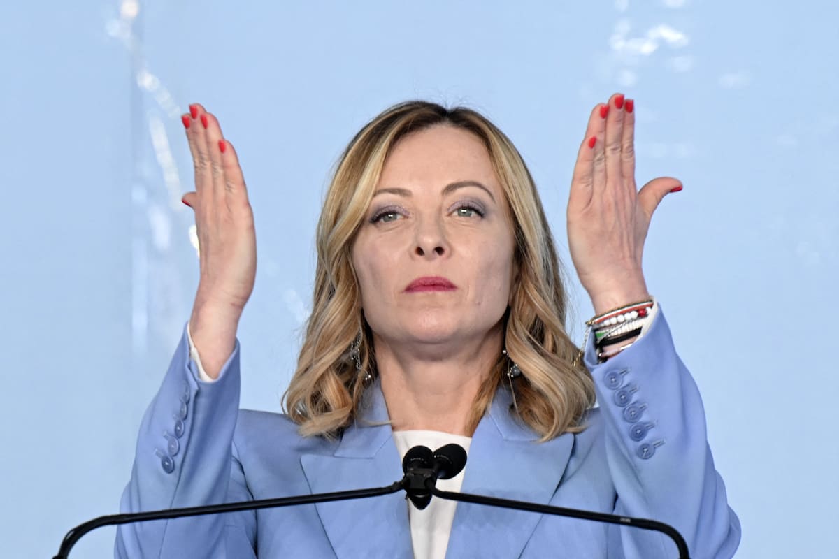 La primera ministra de Italia, Giorgia Meloni, hace gestos en el escenario durante la reunión de campaña del partido de extrema derecha Fratelli d'Italia