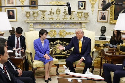 La primera ministra de Japón, Sanae Takaichi, y Donald Trump en el Salón Oval, el 19 de marzo