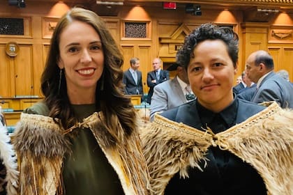La primera ministra de Nueva Zelanada, Jacinda Ardern, junto a la ministra de Justicia, Kiri Allan, de origen maorí