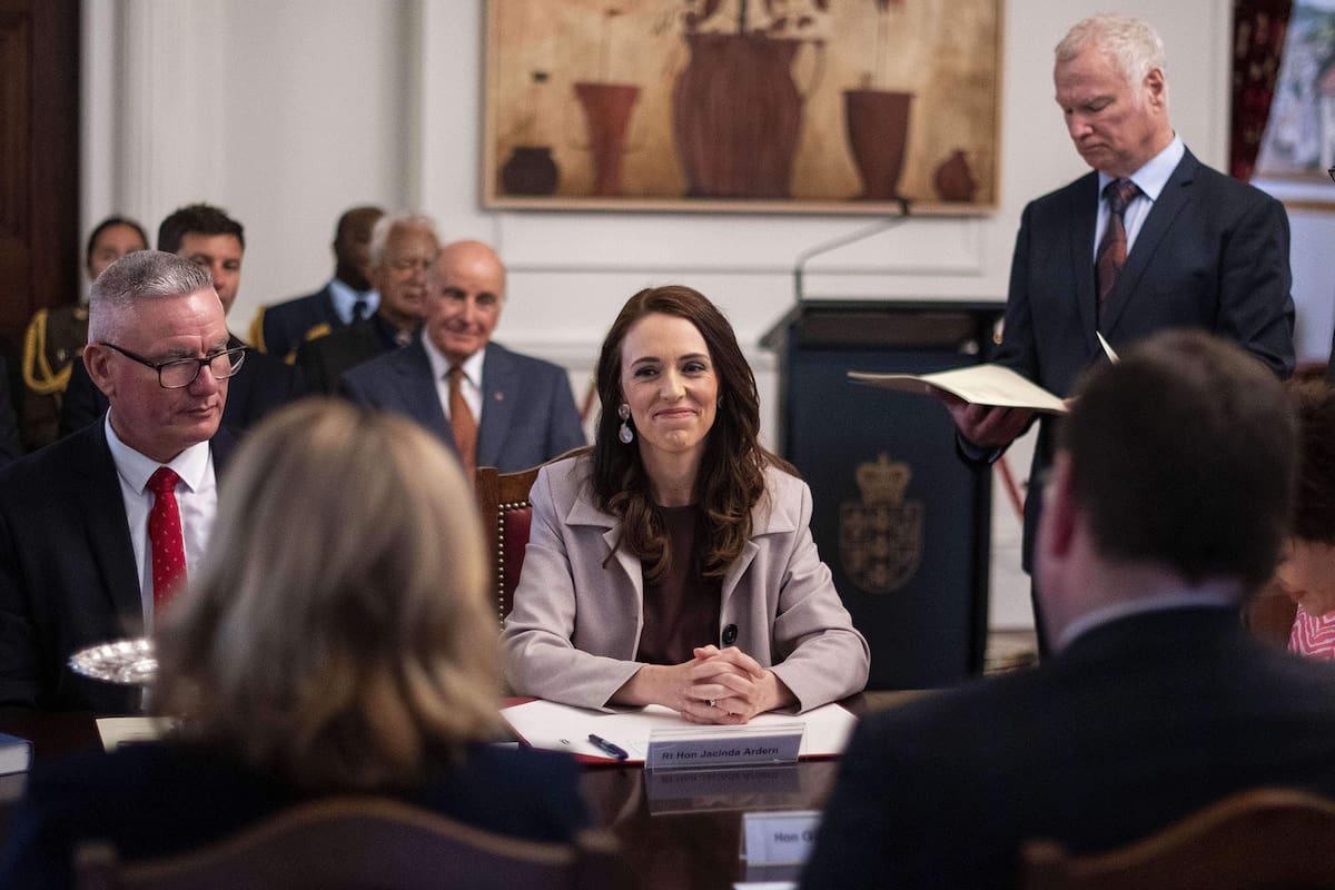 La primera ministra de Nueva Zelanda, Jacinda Ardern, asiste a la ceremonia de juramentación de su gabinete en la Casa de Gobierno, hoy en Wellington