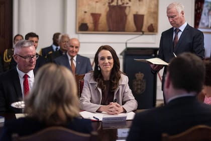 La primera ministra de Nueva Zelanda, Jacinda Ardern, asiste a la ceremonia de juramentación de su gabinete en la Casa de Gobierno, hoy en Wellington