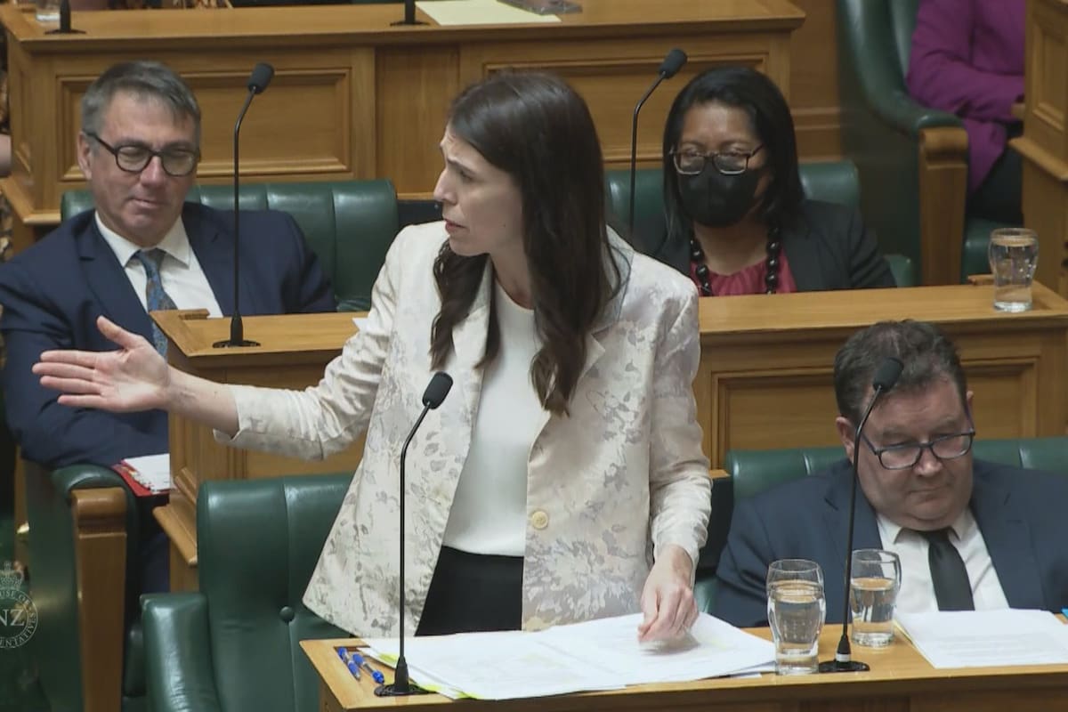 La primera ministra de Nueva Zelanda Jacinda Ardern fue capturada con el micrófono abierto el martes 13 de diciembre de 2022, utilizando una vulgaridad contra un político rival