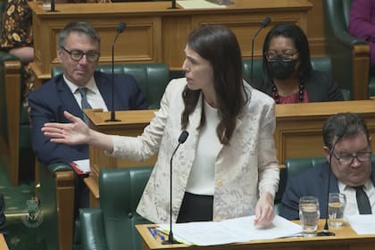 La primera ministra de Nueva Zelanda Jacinda Ardern fue capturada con el micrófono abierto el martes 13 de diciembre de 2022, utilizando una vulgaridad contra un político rival