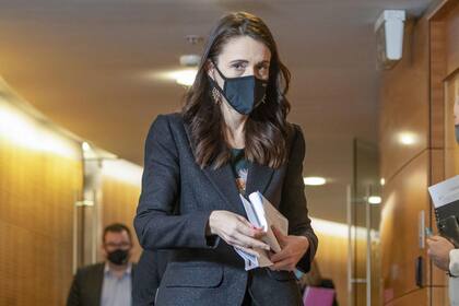 La primera ministra de Nueva Zelanda, Jacinda Ardern, camina hacia la conferencia sobre respuesta al COVID-19 y la actualización de la vacuna en Wellington, Nueva Zelanda