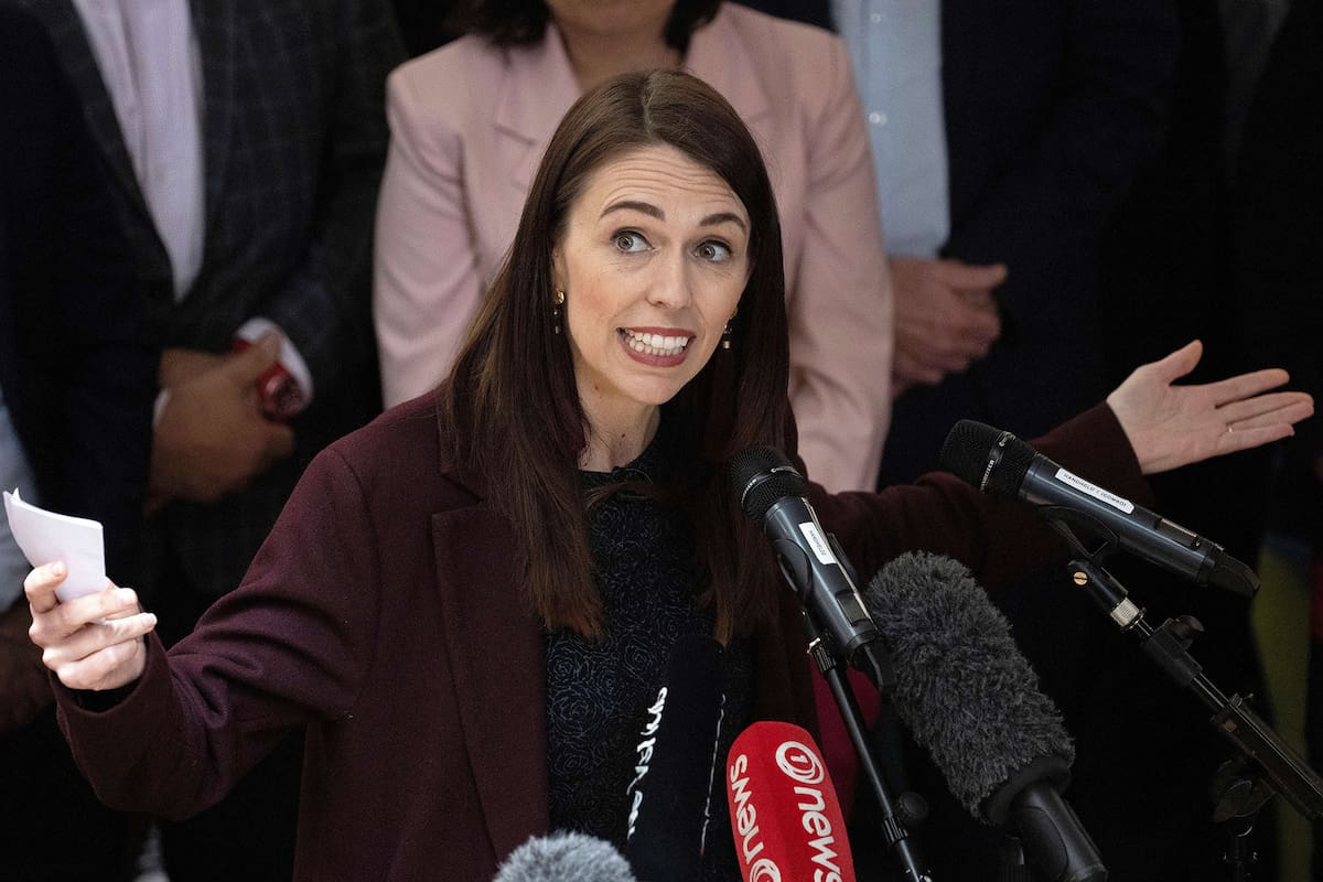 La primera ministra de Nueva Zelanda, Jacinda Ardern, habla con estudiantes de la Universidad Victoria en Wellington antes de las elecciones generales