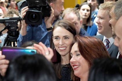 La popular primera ministra de Nueva Zelanda, Jacinda Ardern se saca fotos con estudiantes de la Universidad Victoria en Wellington