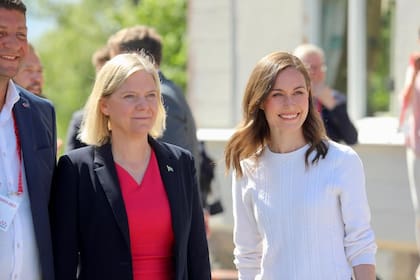La primera ministra de Suecia, Magdalena Andersson, y su homóloga Sanna Marin.