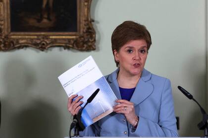 La primera ministra escocesa Nicola Sturgeon habla en conferencia de prensa al lanzar una nueva campaña por la independencia de Escocia, en Bute House, Edimburgo, Escocia, martes 14 de junio de 2022. (Russell Cheyne/PA via AP)