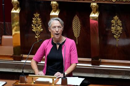 La primera ministra francesa Elisabeth Borne da un discurso ante la Asamblea Nacional, en París, Francia, el 6 de julio de 2022. (AP Foto/Christophe Ena)