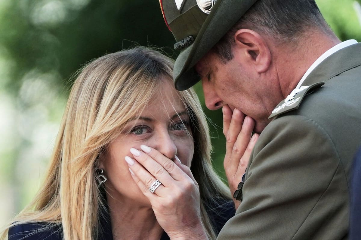 La primera ministra italiana, Giorgia Meloni, conversa con el asesor militar del gobierno, el general Franco Federici, en Villa Pamphili, en Roma