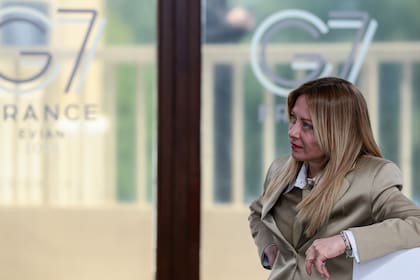 La primera ministra italiana Giorgia Meloni asiste a un almuerzo de trabajo con líderes del G7 en Evian-les-Bains, Francia (Archivo)