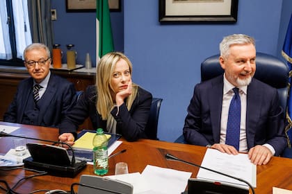 La primera ministra italiana, Giorgia Meloni, antes de comenzar una reunión informativa con la comisión de inteligencia parlamentaria