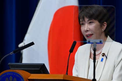 La primera ministra japonesa Sanae Takaichi habla durante una conferencia de prensa en la sede de su oficina, en Tokio (Archivo)