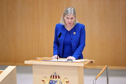 La primera ministra Magdalena Andersson habla durante el debate parlamentario sobre la solicitud sueca de ingreso en la OTAN, en Estocolmo, el lunes 16 de mayo de 2022.