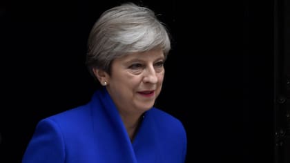 La primera ministra Theresa May deja Downing Street rumbo al Palacio de Buckingham, donde se reunirá con la reina Isabel II