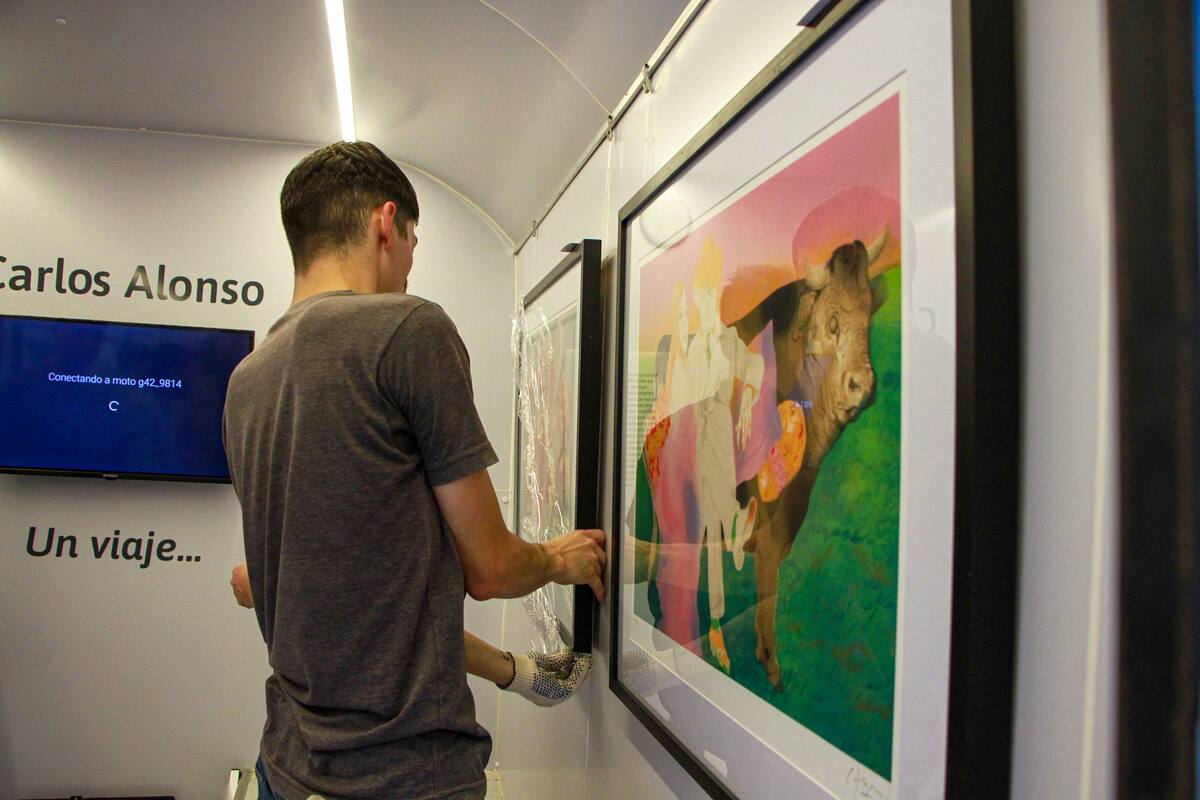 La primera muestra del "Museo Rodante" es de 16 pinturas de Carlos Alonso.