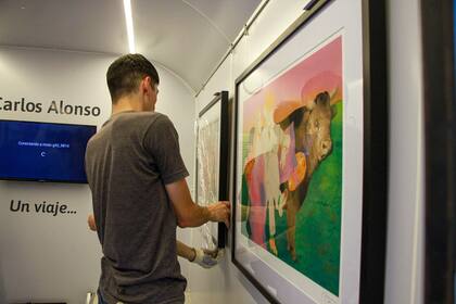 La primera muestra del "Museo Rodante" es de 16 pinturas de Carlos Alonso.