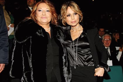 La primera mujer de Berlusconi, Carla Dall’Oglio, y su hija Marina -es presidenta de Fininvest y de editorial Mondadori– en 2009, durante la entrega de los premios Ambrogino D’Oro.
