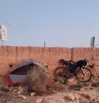 La primera noche de travesía, Morilla durmió en una carpa en el medio de la ruta