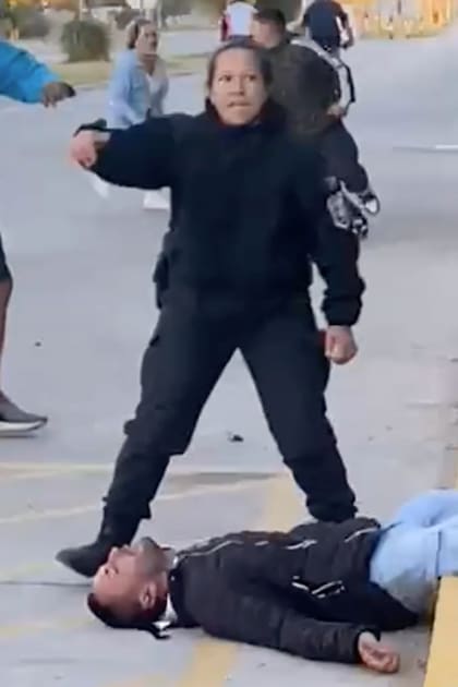 La primera oficial en llegar al lugar del crimen