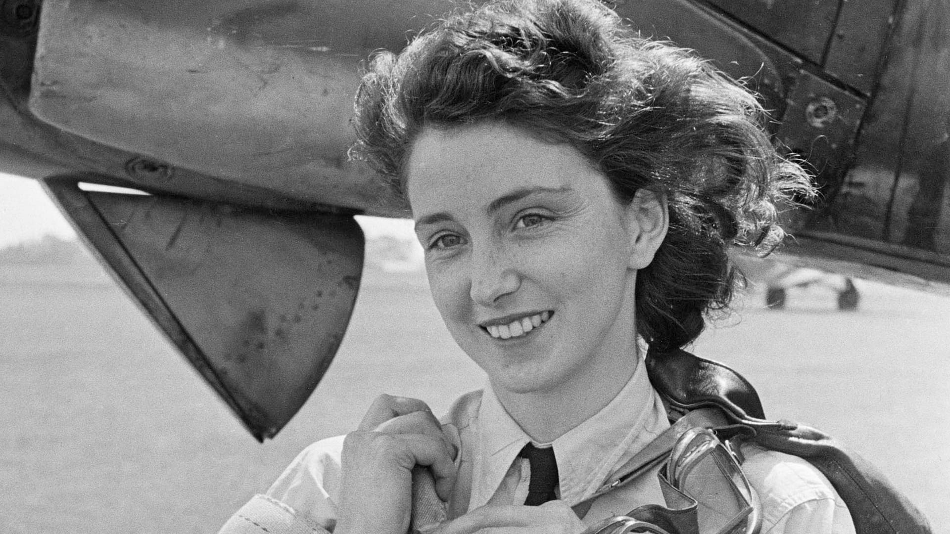La primera oficial Maureen Dunlop (1920 - 2012), de la ATA (Air Transport Auxiliary), sale de un bombardero torpedero Fairey Barracuda, septiembre de 1944