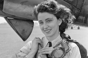 La primera oficial Maureen Dunlop (1920 - 2012), de la ATA (Air Transport Auxiliary), sale de un bombardero torpedero Fairey Barracuda, septiembre de 1944