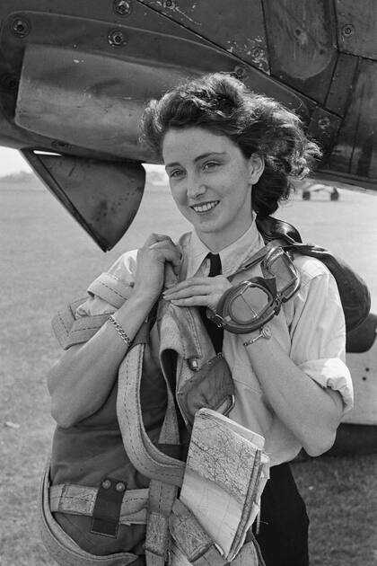 La primera oficial Maureen Dunlop (1920 - 2012), de la ATA (Air Transport Auxiliary), sale de un bombardero torpedero Fairey Barracuda, septiembre de 1944